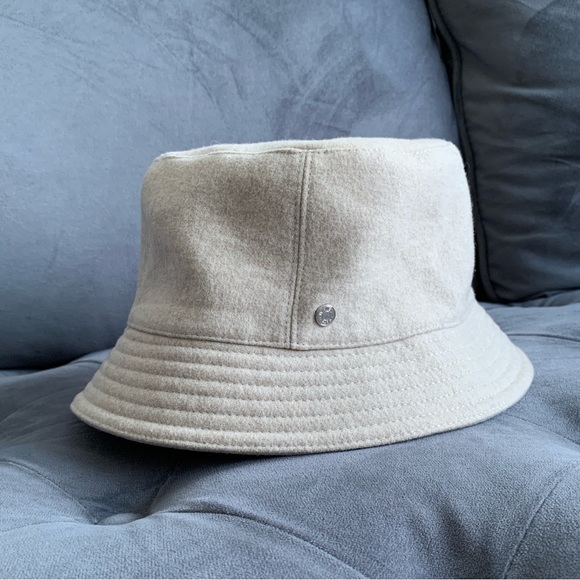 Hermes Calvi Bucket Hat in Cashmere - Picture 4 of 11